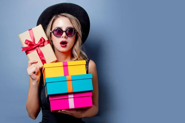 Retrato Una Chica Estilo Joven Vestido Negro Sombrero Con Cajas —  Fotos de Stock