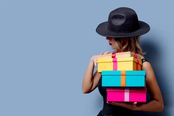 Retrato Uma Menina Estilo Jovem Vestido Preto Chapéu Com Caixas — Fotografia de Stock