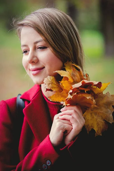 Genç Kız Yaprakları Ile Park Sokakta Sonbahar Sezonunda Stil — Stok fotoğraf