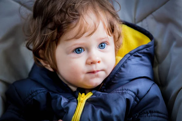 ジャケットに小さなかわいい男の子の肖像画 秋のシーズン — ストック写真