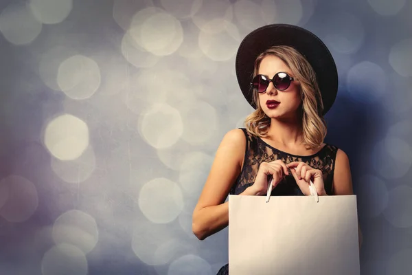 Retrato Una Chica Estilo Joven Vestido Negro Sombrero Con Bolsas —  Fotos de Stock