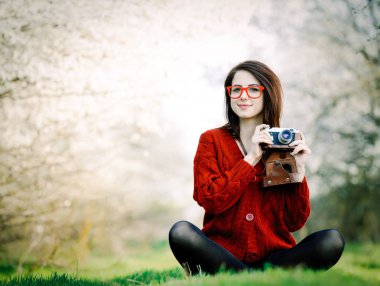 çiçek açan ağaçlar oturan kamera ile güzel genç kadın portresi