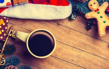 kahve ile anahtar ve ahşap masa Noel şapka.