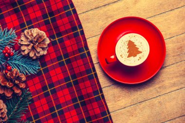 kırmızı fincan Cappuccino krem Noel ağacı ahşap tablo.