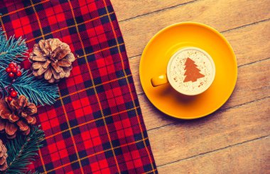sarı fincan Cappuccino krem Noel ağacı ahşap tablo.