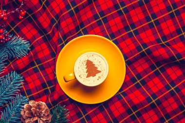 sarı fincan Cappuccino tartan zemin üzerine krem Noel ağacı ile