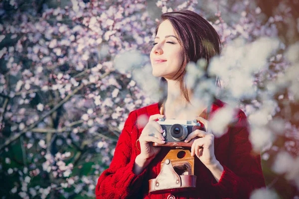 Portret Van Mooie Jonge Vrouw Met Camera Buurt Van Bloeiende — Stockfoto