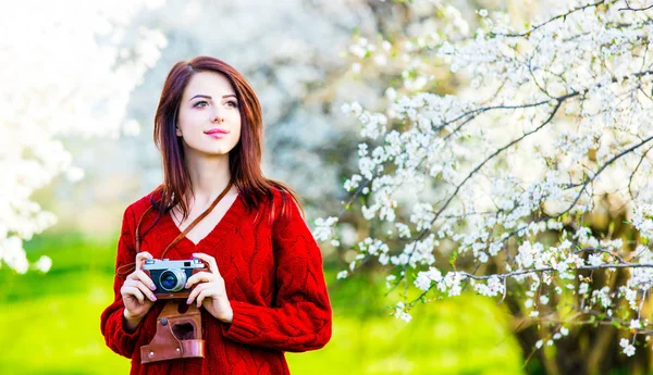 Portret Van Mooie Jonge Vrouw Met Camera Buurt Van Bloeiende — Stockfoto