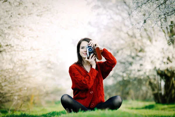 Çiçek Açan Ağaçlar Oturan Kamera Ile Güzel Genç Kadın Portresi — Stok fotoğraf