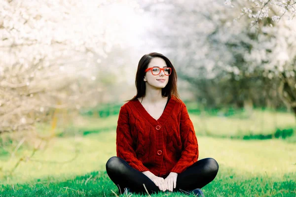 Retrato Una Hermosa Joven Sentada Cerca Árboles Florecientes — Foto de Stock