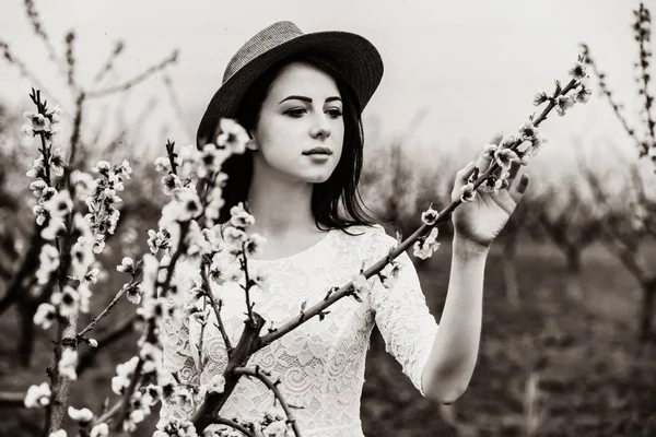 Porträtt Vacker Ung Kvinna Nära Blommande Träd Bild Svart Och — Stockfoto