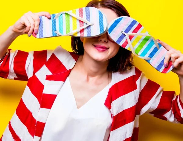 Porträt Der Schönen Jungen Frau Mit Sandalen Auf Gelbem Hintergrund — Stockfoto