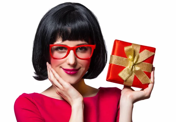 Niña Vestido Rojo Gafas Con Caja Actual Sobre Fondo Blanco — Foto de Stock