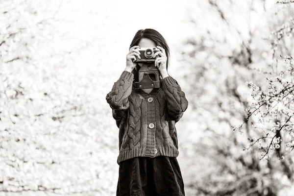 Retrato Una Hermosa Joven Con Cámara Cerca Árboles Florecientes Imagen — Foto de Stock