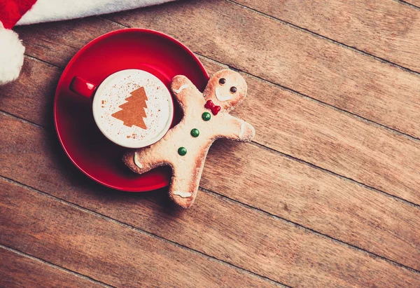 Cappuccino Avec Chapeau Noël Pain Épice Homme Sur Table Bois — Photo