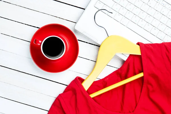 Röd Kopp Kaffe Och Hanger Med Röd Klänning Nära Dator — Stockfoto