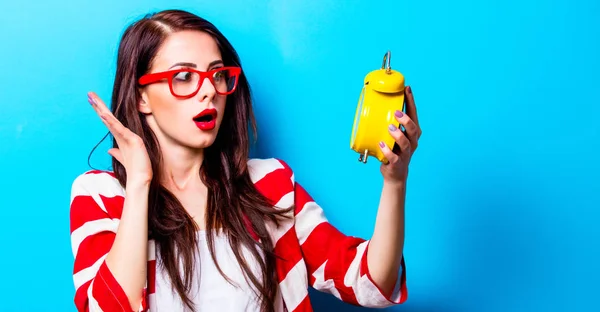 Retrato Hermosa Mujer Joven Con Reloj Amarillo Sobre Fondo Azul —  Fotos de Stock