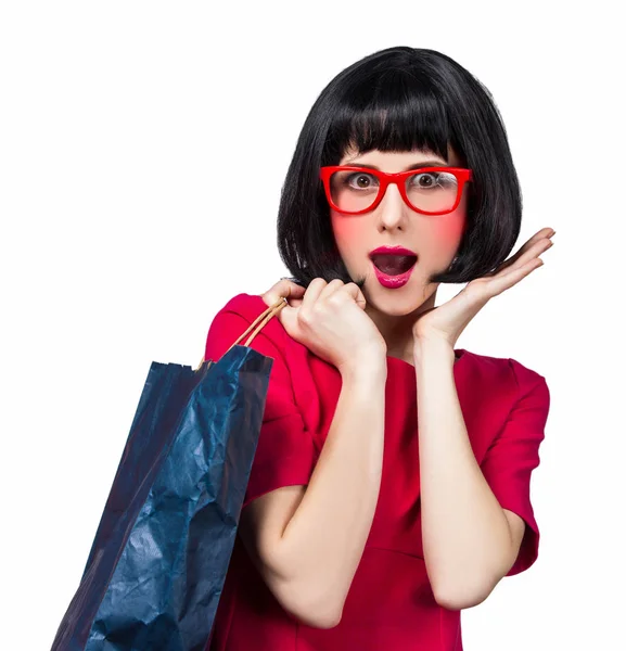 时尚时髦的女孩在眼镜和红色礼服与袋 — 图库照片