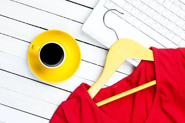 Желтая Чашка Кофе Вешалка Красным Платьем Возле Компьютера Белом Деревянном — стоковое фото
