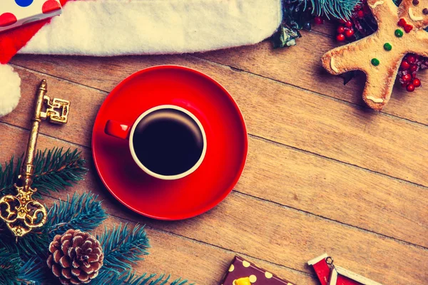 Červená Šálek Kávy Klíčem Vánoční Čepice Dřevěný Stůl — Stock fotografie