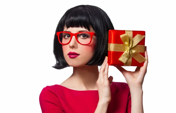 Mädchen Rotem Kleid Und Brille Mit Geschenkbox Auf Weißem Hintergrund — Stockfoto