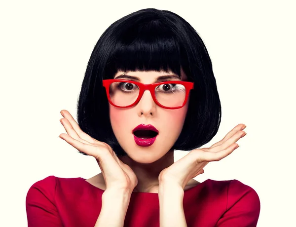 黒い髪と白い背景の赤いメガネの少女 — ストック写真
