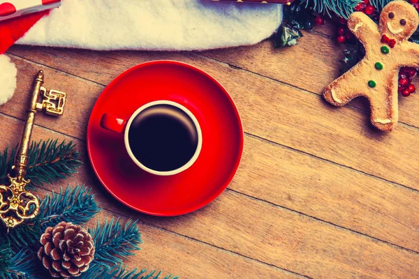 Piros Csésze Kávét Kulcs Karácsonyi Kalap Fából Készült Asztal — Stock Fotó