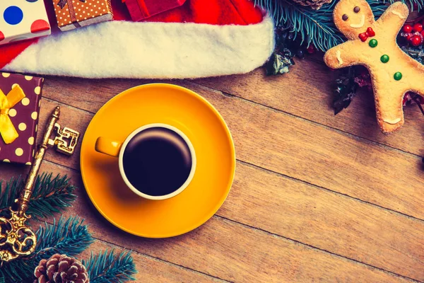 Sárga Csésze Kávé Gombot Karácsonyi Kalap Fából Készült Asztal — Stock Fotó