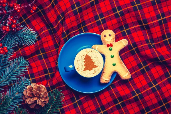 Copo Azul Cappuccino Com Árvore Natal Creme Ramo Pinho Com — Fotografia de Stock