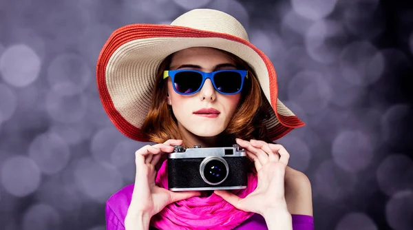 背景のボケ味のカメラで帽子で面白い赤毛の女の子 — ストック写真
