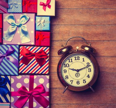 hediye kutuları ve çalar saat