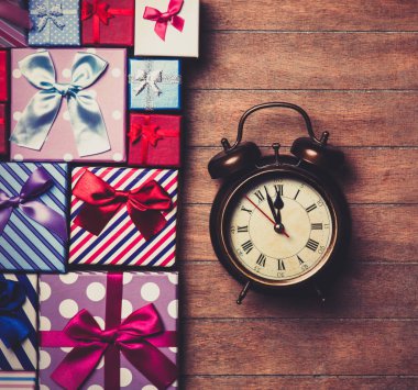 hediye kutuları ve çalar saat