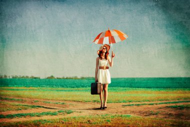 Şemsiye ve bavul ile Kızıl saçlı kız