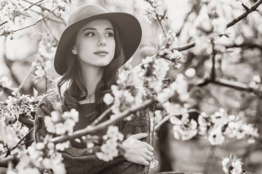 Kadın çiçeği elma ağacı bahçede