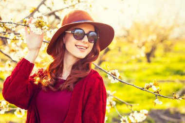 Kadın çiçeği elma ağacı bahçede