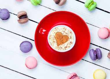 Kapuçino kalp şekli sembolü ve macaron