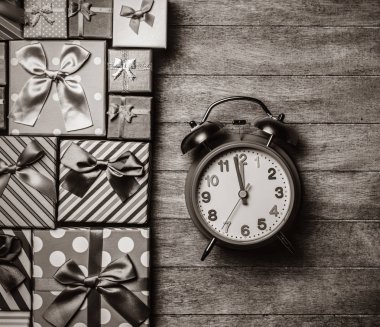 hediye kutuları ve çalar saat