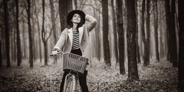 bir bisiklet ile genç bir kadın portresi