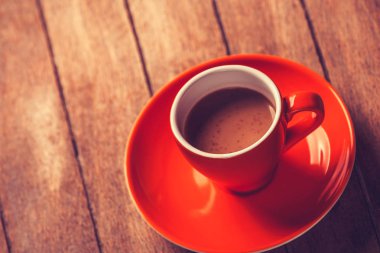 küçük ahşap bir masa üzerine kahve fincan