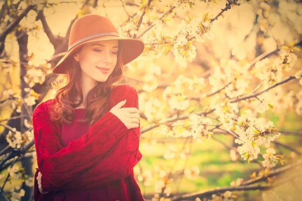 Vrouw in bloesem apple boom tuin — Stockfoto