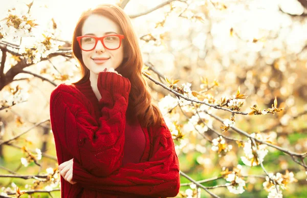 Kvinna i blossom apple träd trädgård — Stockfoto