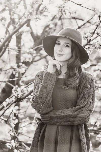 Femme en fleur pommier jardin — Photo