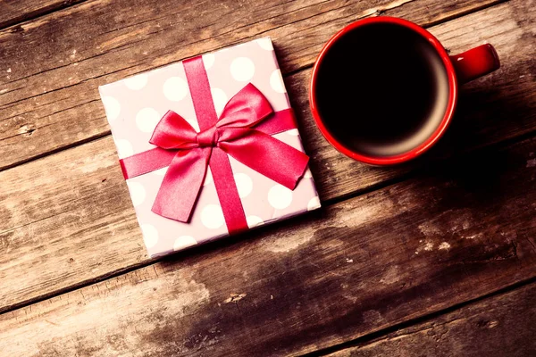 Filiżankę kawy i prezent — Zdjęcie stockowe