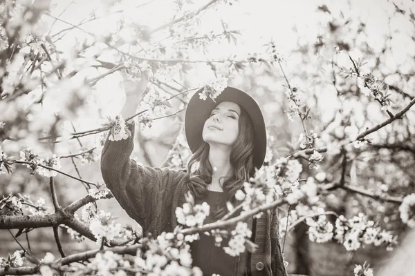 Mulher em flor macieira jardim — Fotografia de Stock