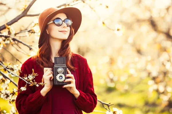 Mulher com câmera em flor macieira jardim — Fotografia de Stock