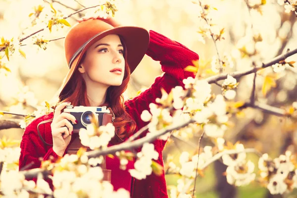 赤いセーターとカメラで帽子の女性 — ストック写真