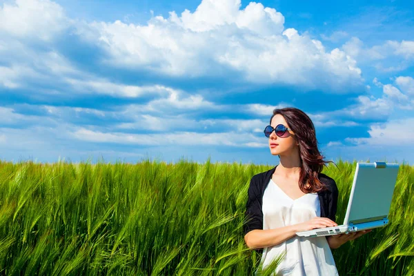 Giovane donna con computer portatile — Foto Stock