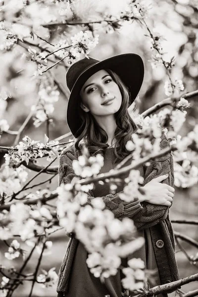 Mulher em flor macieira jardim — Fotografia de Stock