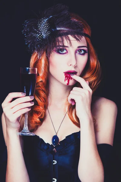 吸血鬼妇女与玻璃的血液. — 图库照片