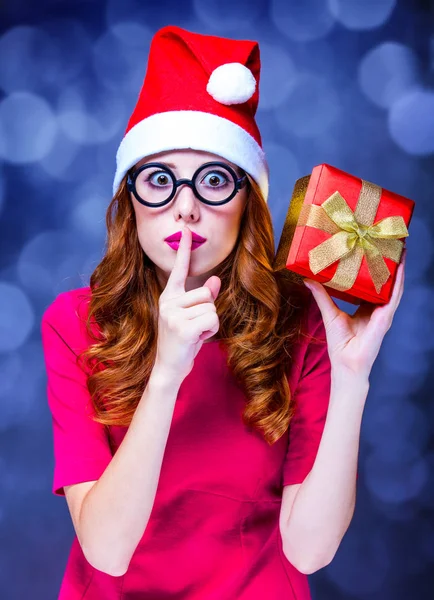 Chica Pelirroja Sorprendida Sombrero Navidad Con Regalo Rojo Sobre Fondo —  Fotos de Stock